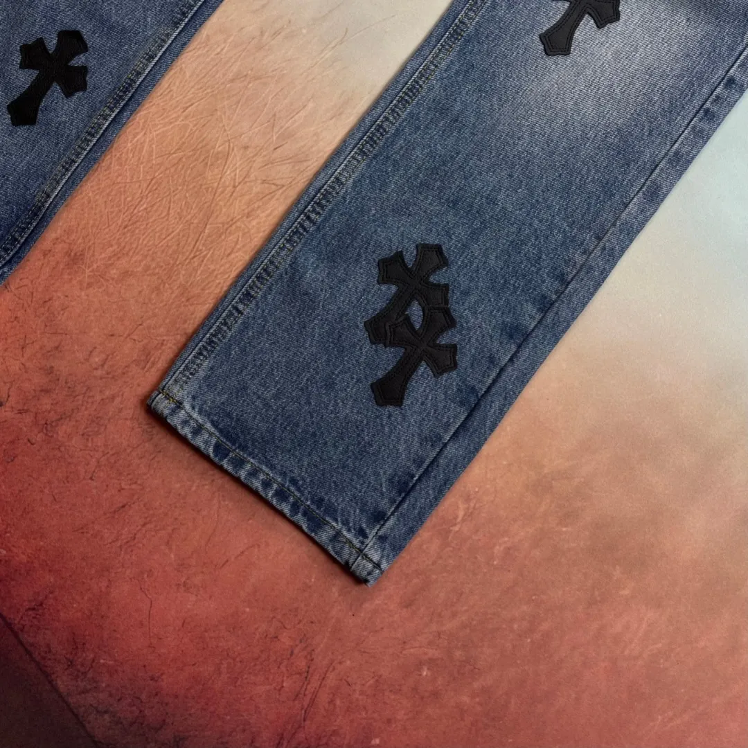 🅿️236 🔘Model No.-KL152 🔘Cro Heart𝐂𝐡𝐫𝐨𝐦𝐞 𝐇𝐞𝐚𝐫𝐭 Classic CH Dark Blue Cross-Patch Leather Jeans* Crow Heart’s classic dark blue cross-patch leather jeans, showing avant-garde aesthetics. Made from the finest denim fabrics, they are crisp, stylish and extremely wear-resistant. The iconic dark blue is uniquely washed, fades naturally, and is full of retro charm. Lambskin vegetable-tanned cross-piece leather has a fine texture and is carefully sewn by craftsmen to blend perfectly with denim. The straight version modifies the leg shape and is matched with exclusive metal accessories. It highlights the luxurious style in a low-key manner and is the ultimate embodiment of trend and quality.  Size: S M L XL (28.30.32.34) Color: Dark Blue